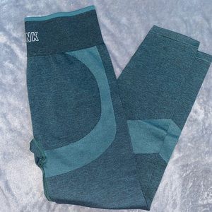 PINK SEAMLESS LEGGINGS!